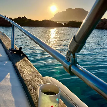 船上ホテル Wild Escape Deep Emotion Unicita Di Una Notte In Barca Nell'Isola ポルト・サン・パーオロ