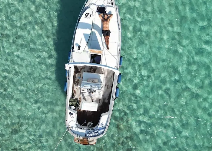 Wild Escape Island Bay Experience Hotel en barco